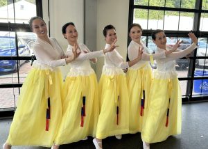ladies-in-yellow-white